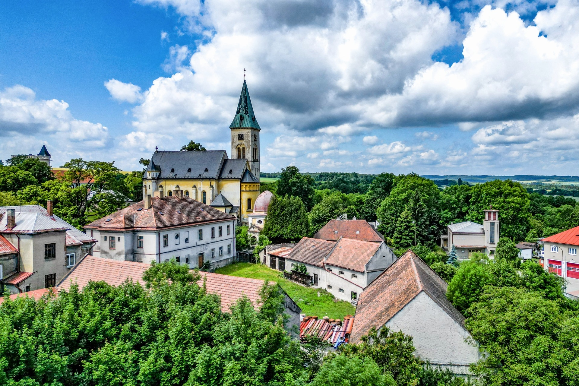 PRODEJ FARY ZÁSMUKY S POZEMKEM – foto 3