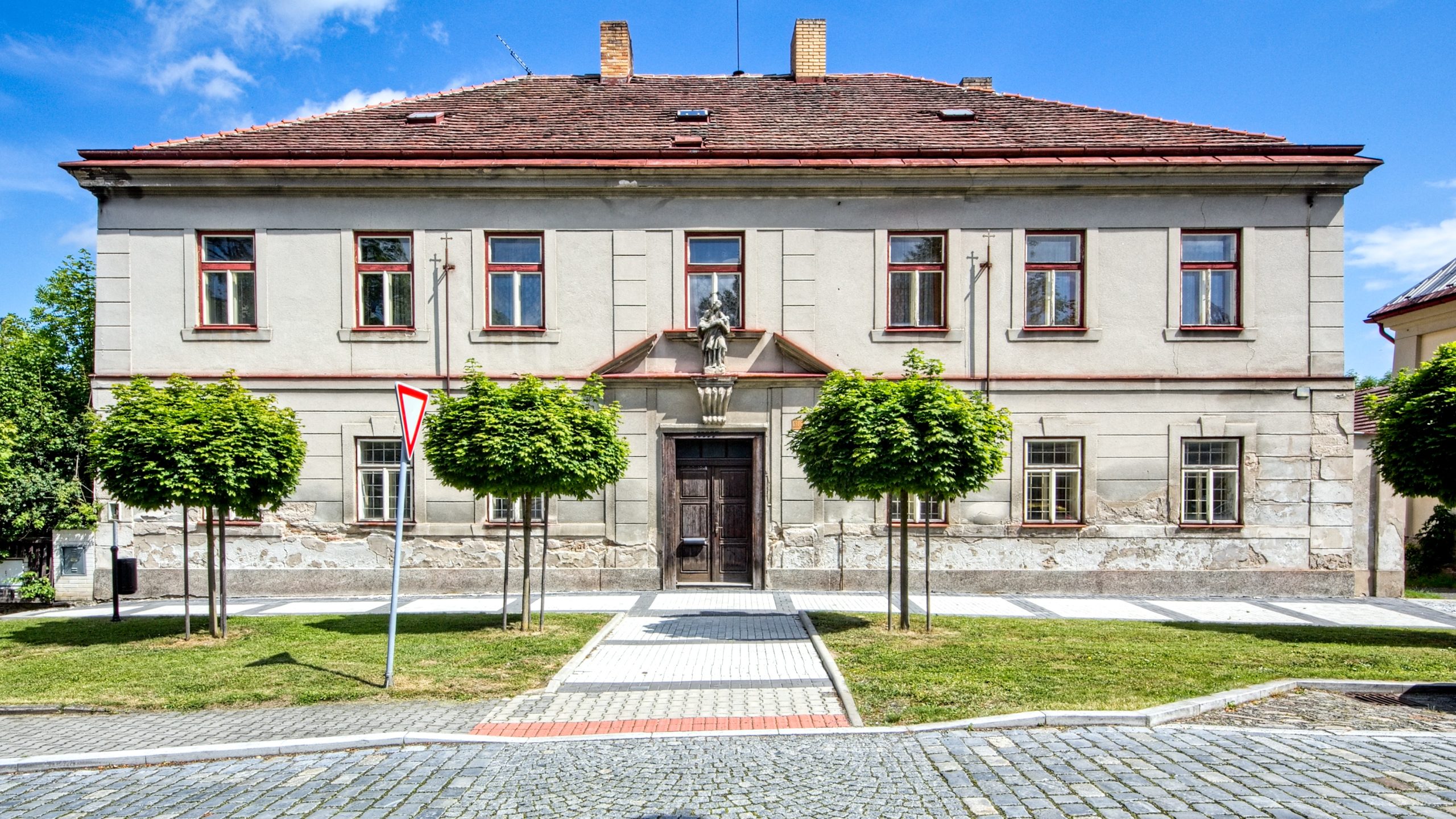PRODEJ FARY ZÁSMUKY S POZEMKEM