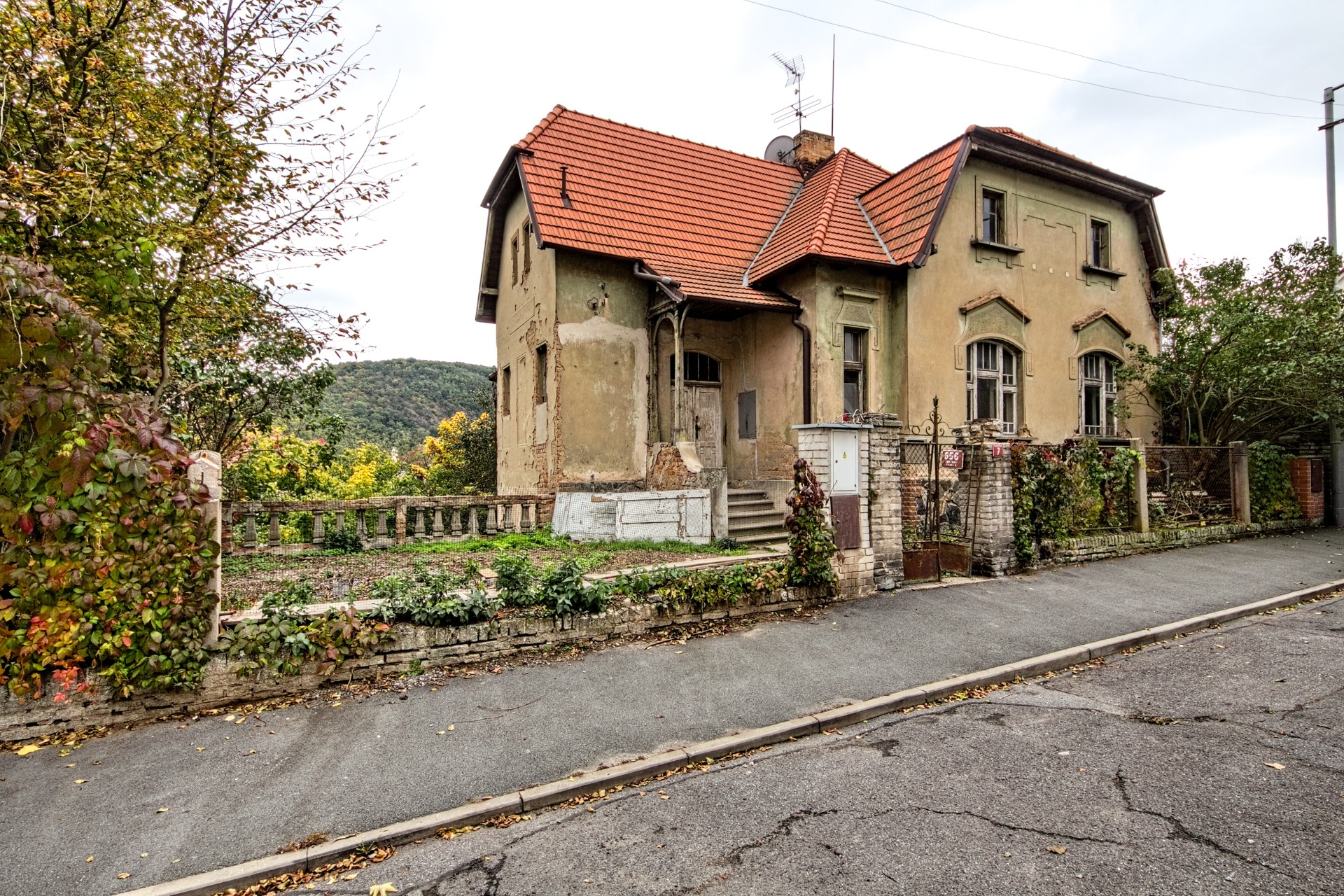 PRODEJ PRVOREPUBLIKOVÉ VILY K REKONSTRUKCI – foto 3