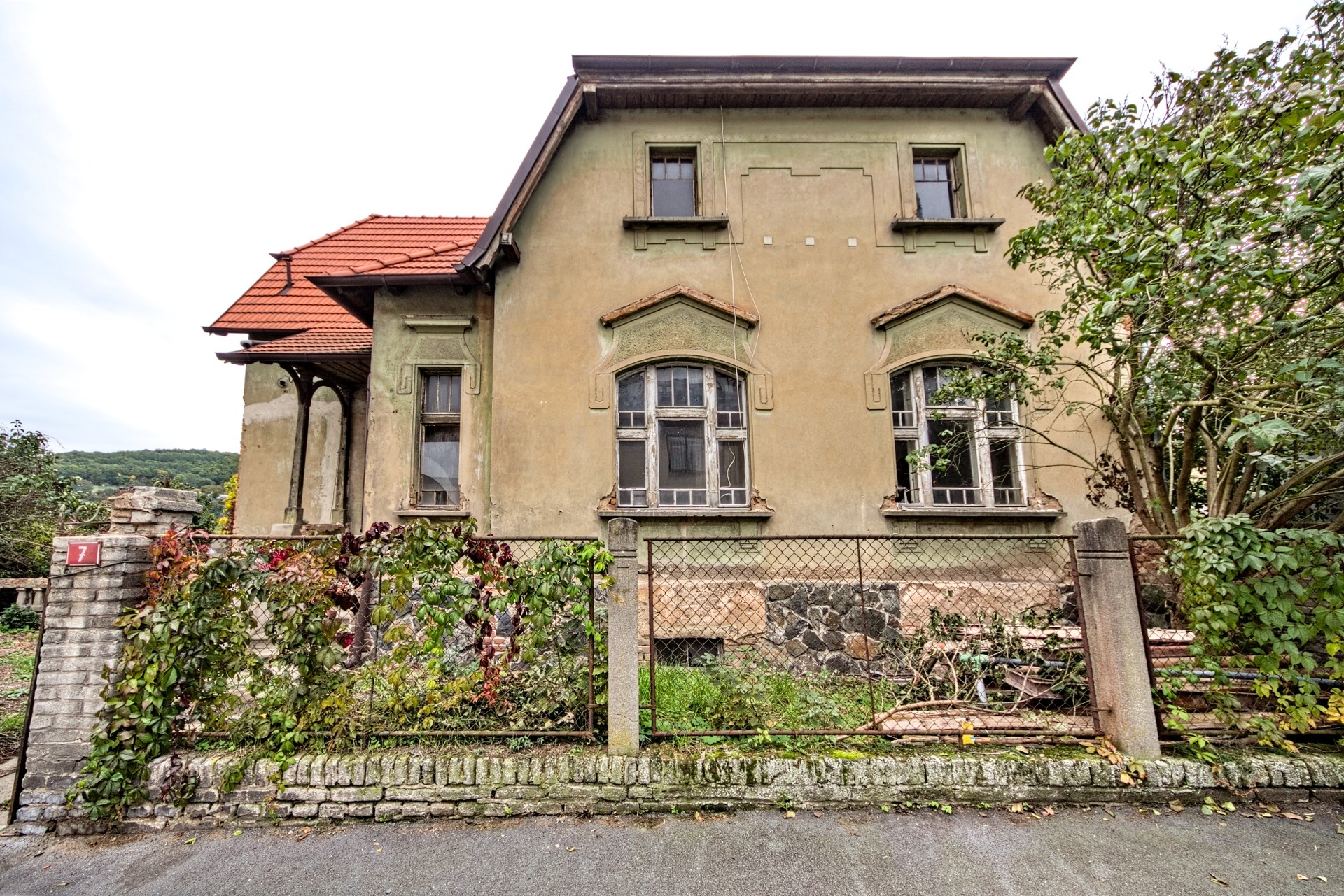 PRODEJ PRVOREPUBLIKOVÉ VILY K REKONSTRUKCI – foto 2