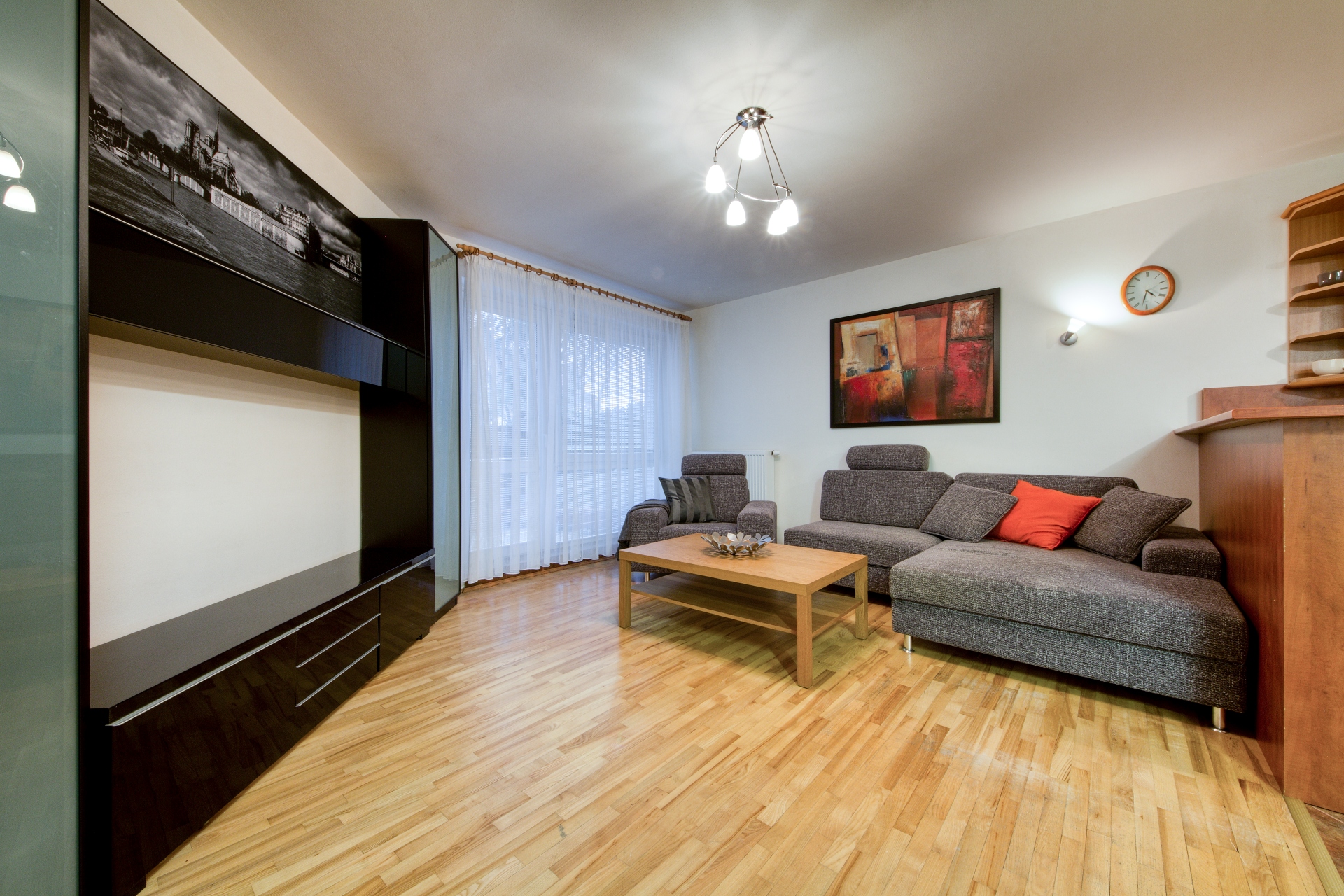 PRONÁJEM PROSTORNÉHO BYTU 2+KK S TERASOU A GARÁŽÍ – foto 4