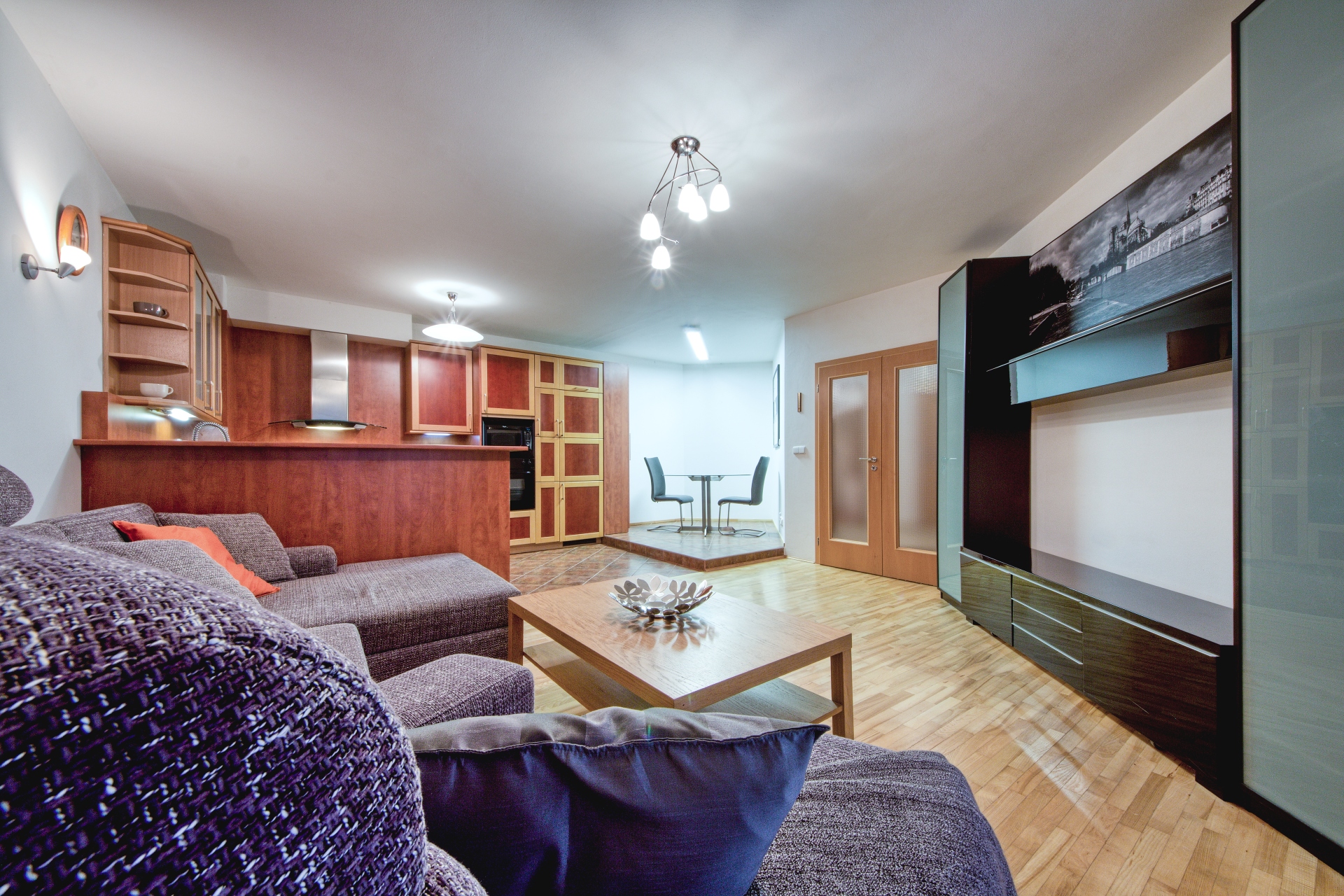 PRONÁJEM PROSTORNÉHO BYTU 2+KK S TERASOU A GARÁŽÍ – foto 3