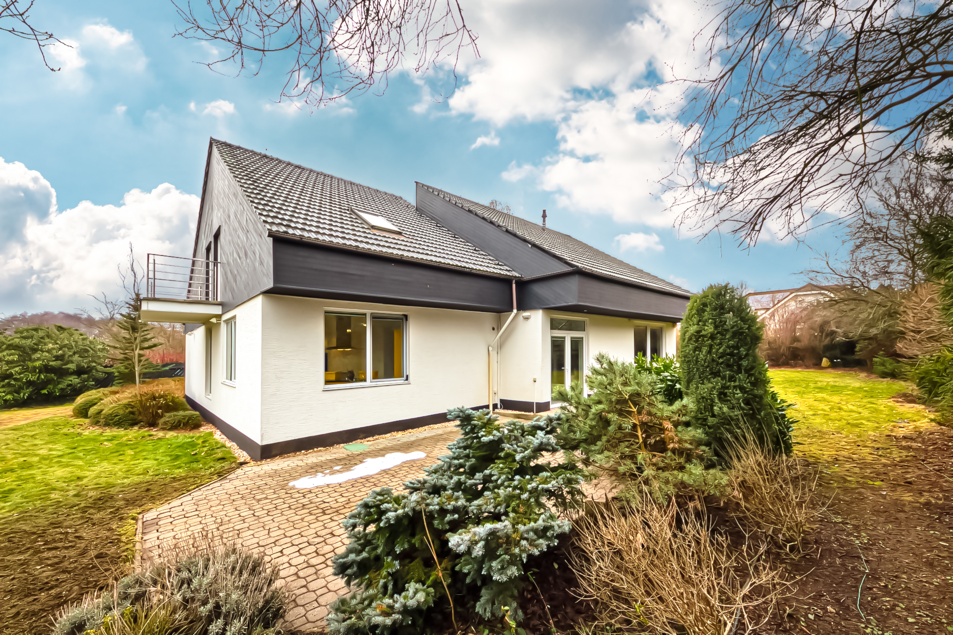 PRONÁJEM RODINNÉ REZIDENCE (380m²) SE VZROSTLOU ZAHRADOU – DOLNÍ BŘEŽANY
