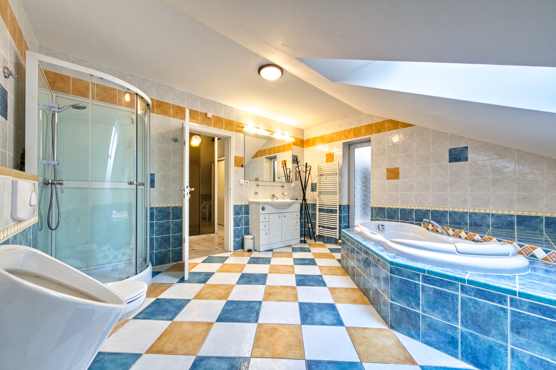 PRONÁJEM RODINNÉ REZIDENCE (380m²) SE VZROSTLOU ZAHRADOU – DOLNÍ BŘEŽANY – foto 29