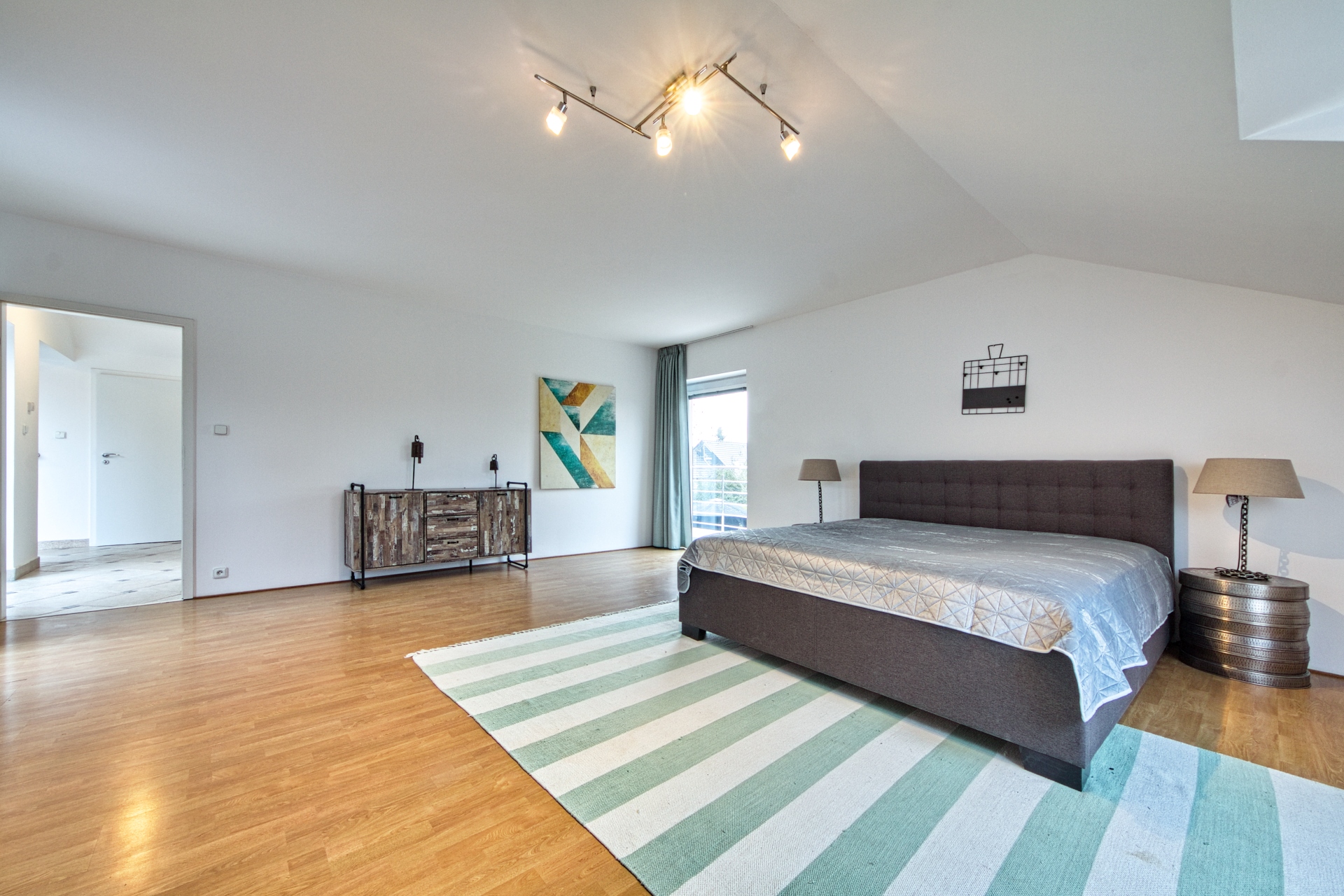 PRONÁJEM RODINNÉ REZIDENCE (380m²) SE VZROSTLOU ZAHRADOU – DOLNÍ BŘEŽANY – foto 40